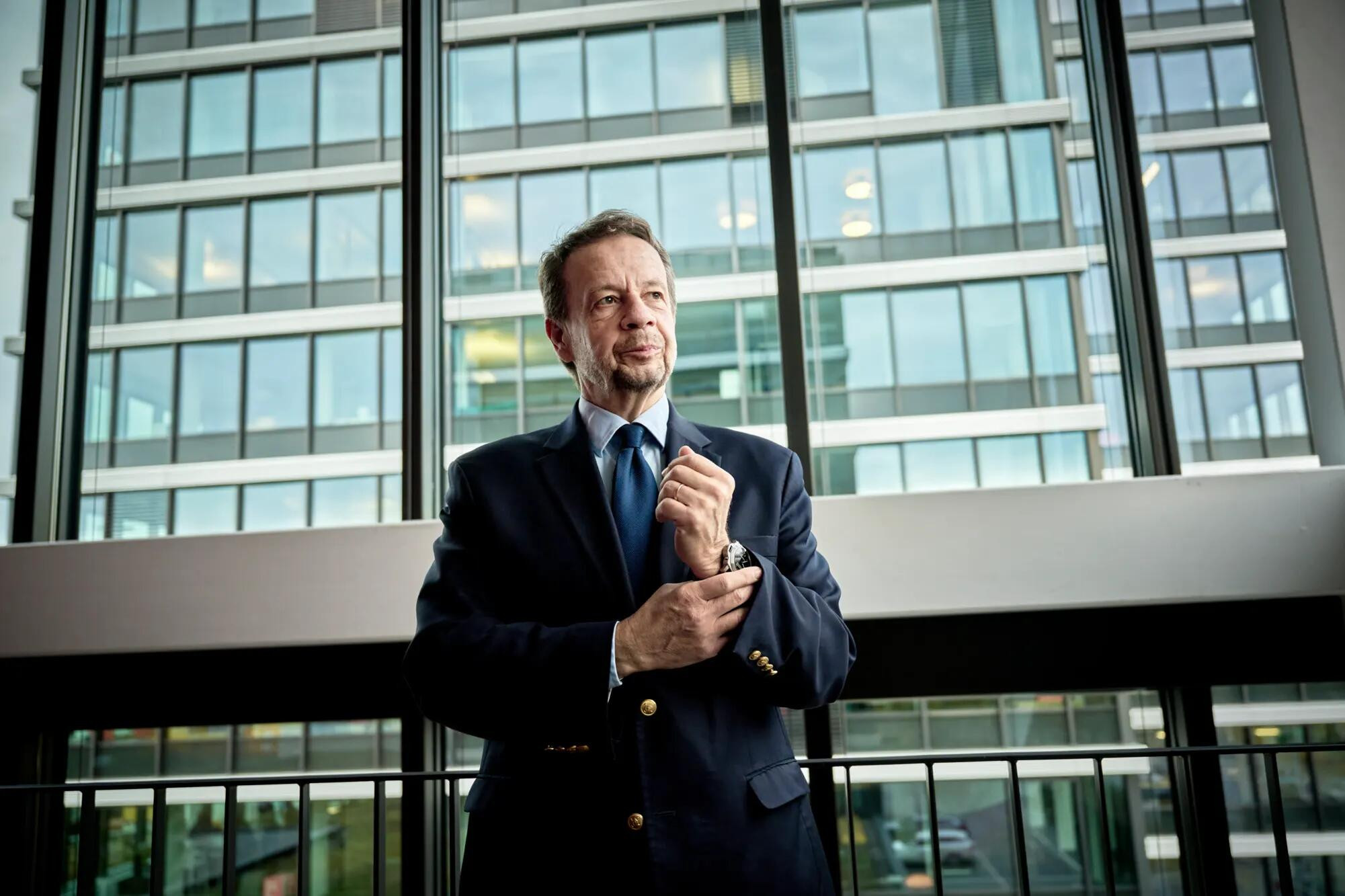 Suisse : La gauche et les Verts veulent réduire la redevance publicitaire de 200 à 100 francs suisses – une décision catastrophique pour l’industrie médiatique