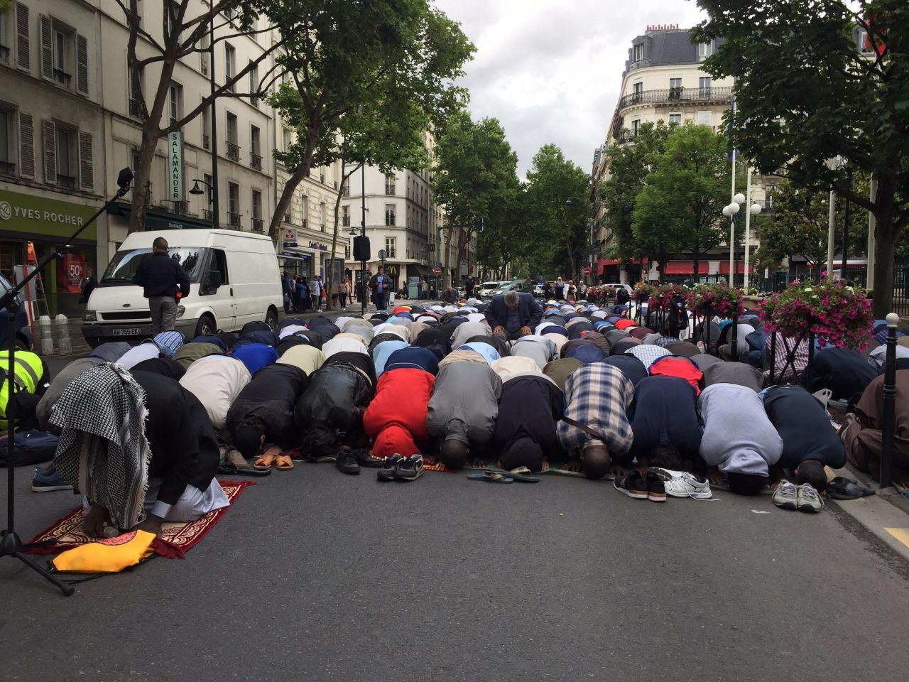 Le danger des prières islamiques dans les rues : une menace pour la paix religieuse